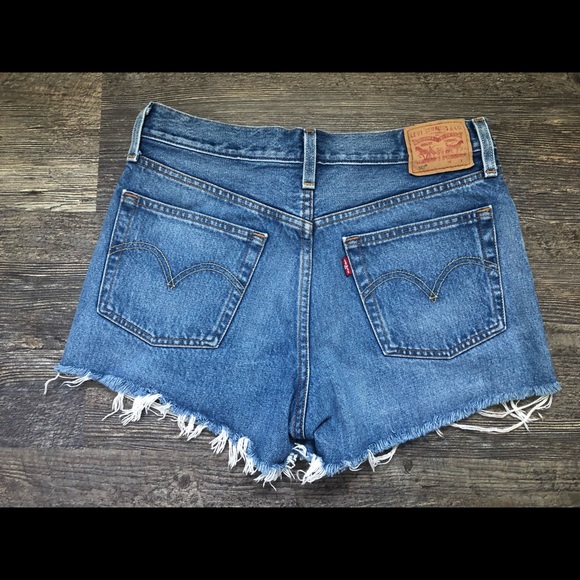 Levi’s 501 Cut Off Shorts in Sierra Oasis - Picture 2 of 7